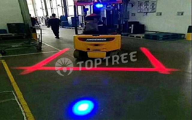 đ&egrave;n an to&agrave;n tại chỗ xe n&acirc;ng m&agrave;u xanh