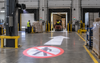 Geprojecteerd waarschuwingsbord voor vorkheftrucks in de laadruimte van het magazijn